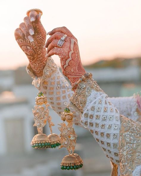 40+ Mini Kaleeres For The Minimalist Brides That Are Totally Pinterest-Worthy! | ShaadiSaga Bridal Chura, Bridal Photography Poses, Bridal Gallery, Bridal Mehendi Designs, Bridal Photoshoot, Bridal Fashion Jewelry, Indian Bridal Fashion, Pakistani Bridal Dresses, Indian Bridal Outfits