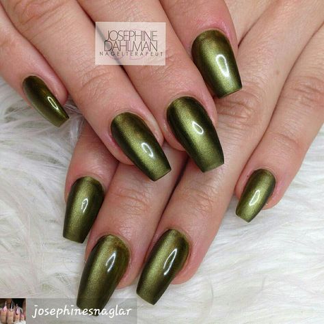 CatEye effect #nailtechnails #nailtechnicians #nails #acrylicnails Green Cat Eye Nails, Line Nails, Artsy Nails, Green Cat Eye, Luv Nails, Different Nail Shapes, Nail Art Pictures, Sns Nails, Eye Nails