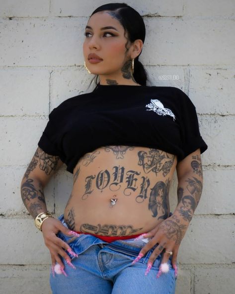 Chola Girl Tattoo, Mexican Style Tattoos, Latina Tattoo Ideas, Cholo Tattoo, Latina Tattoo, Woman With Tattoos, Chicanas Tattoo, Stomach Tattoos Women, Chola Girl