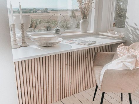 Öresundsvillan on Instagram: “{DIY SKRIVBORD/ELEMENTSKYDD} 🤍 Ett av mina favoritprojekt jag gjort är detta burspråk. Var så svårt att hitta vad jag ville göra med…” Radiator Covers, Radiator Cover, Instagram Diy, Furniture Sets, Outdoor Furniture Sets, Villa, Outdoor Furniture, Outdoor Decor, On Instagram