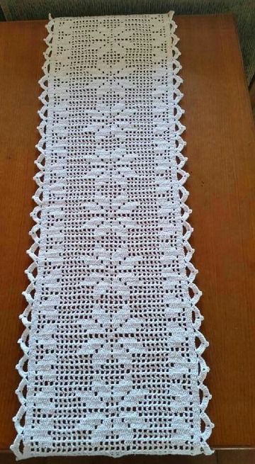 como hacer caminos de mesa tejidos a gancho Taplak Meja Crochet, Fillet Crochet Patterns, Crochet Table Runner Pattern, Crochet Bedspread Pattern, Crochet Flowers Free Pattern, Fillet Crochet, Crochet Bedspread, Crochet Table, Crochet Filet