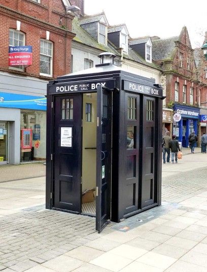 Yellow Telephone, Red Telephone Box, Blake Lively Style, London Police, Charles James, Irish Cottage, Telephone Box, Doctor Who Art, Doctor Who Tardis