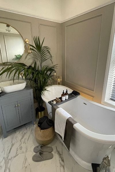 Emma from @mysecrethouseaccount on Instagram created an elegant look in her bathroom with our Bermuda Dove Grey Vanity With Curved Counter Top Basin and Mayfair Freestanding Roll Top Slipper Bath. Beige Marble Bathroom, Curved Counter, Bathroom Mountain, Ensuite Bathroom Designs, Grey Vanity, Counter Top Basin, Gold Bathroom Decor, Bathroom Freestanding, Bathroom Paneling