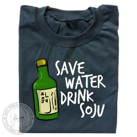 Kdrama 𝗞𝗼𝗿𝗲𝗮𝗻 𝗦𝗼𝗷𝘂 𝗧𝘀𝗵𝗶𝗿𝘁 Shopee: https://bit.ly/3PbQ5ph Korean Tshirt Design, Korean Soju, Shirt Photography, T-shirt Photography, Merch Kpop, Drink Cozies, Ideas Regalos, Graphic Shirt Design, Korean Design