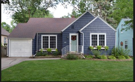 Hale Navy - Benjamin Moore Exterior Color Schemes Blue, Cottage Exterior Colors, Behr Exterior Paint, Navy Blue Houses, Dark Blue Houses, Wythe Blue, Navy Houses, Paint Blue, Hale Navy