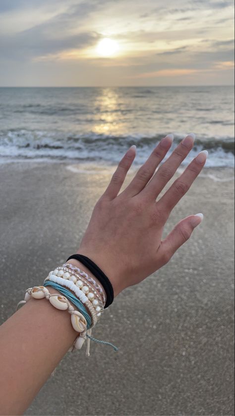 Bracelets For Beach, Bracelet Stack Beachy, Beach Vibe Bracelet, Costal Bracelets, Beach Bracelets Aesthetic, Cute Summer Bracelets, White Friendship Bracelet, Summer Bracelet Stack, Bracelet Stack Ideas