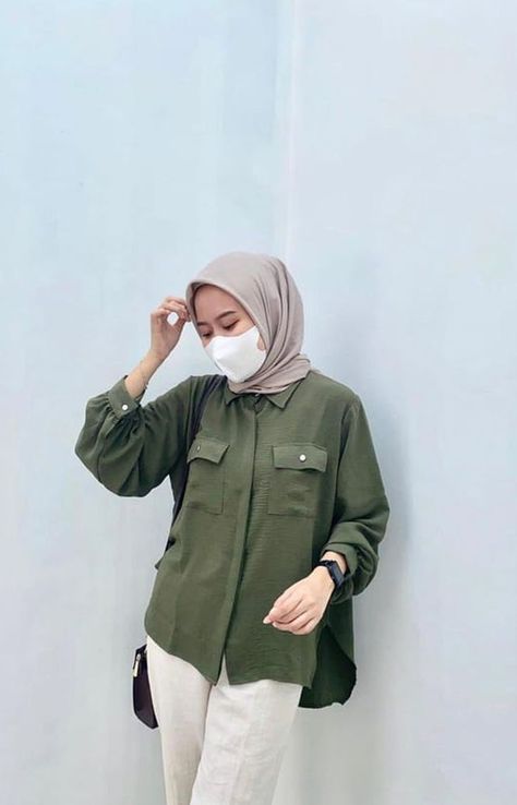 Ootd Baju Ijo Army Hijab Army Green Outfit Hijab, Army Shirt Outfit, Ootd Item, Cream Outfit Hijab, Outfit Kuliah Hijab, Mix And Match Colors Outfits, Outfit Kulot, Cream Hijab, Army Green Outfit