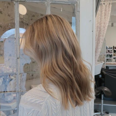 Soft Beige Blonde Hair, Light Beige Hair, Cool Beige Blonde Hair, Dark Beige Blonde Hair, Soft Blonde Highlights On Brown Hair, Soft Blonde Balayage, Light Beige Blonde, Soft Blonde Highlights, Beige Blonde Hair Color