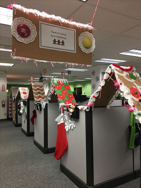 Gingerbread House Cubicle, Cubical Christmas Decorations, Cubicle Christmas Decorations Contest, Gingerbread Cubicle, Gingerbread Office, Office Christmas Decorations Cubicles, Work Christmas Decor, Christmas The Office, Work Christmas Decorations