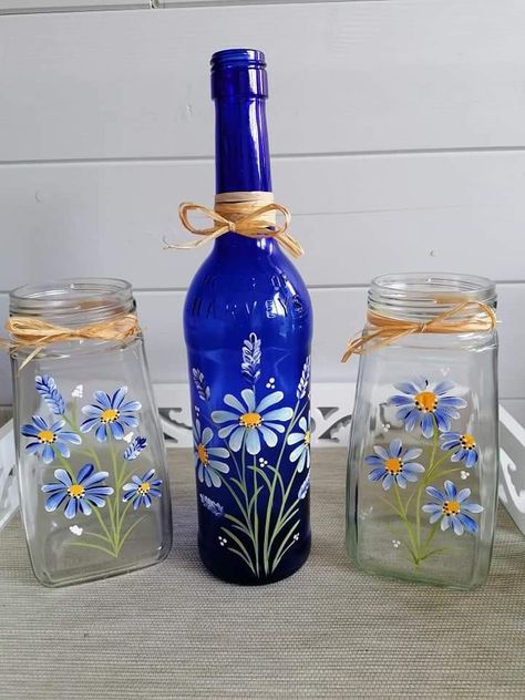 Rjfufygghçç Blue Glass Bottle Painting, Hand Painted Glass Bottles, Painted Glass Bottles Diy Decor, Glass Painting Designs On Bottles, Painted Bottles Ideas, Painted Wine Bottles Diy, Painting On Glass Bottles, Art With Thread, Bottle Art With Clay