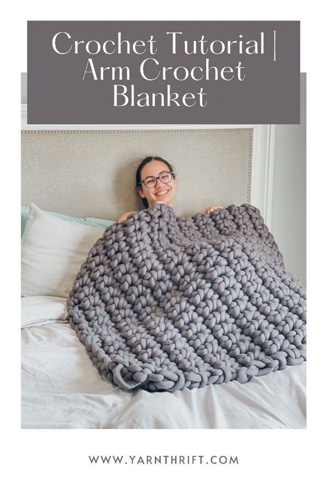 Learn how to arm crochet a blanket in this simple tutorial! Includes a photo and video tutorial for arm crochet. You can find all the details at yarnthrift.com Crochet Weighted Blanket Free Pattern, Easy Crochet Patterns Free Beginners, Arm Crochet, Arm Knitting Tutorial, Chunky Blanket Diy, Modern Haken, Arm Crocheting, Crochet Blanket Diy, Blanket Stitches