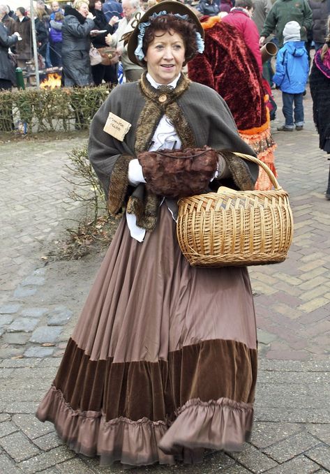 All sizes | Charles Dickens Festival | Flickr - Photo Sharing! Dickens Faire Costume, Dickens Costumes, Christmas Carol Costumes, Dickens Dress, Dickens Christmas Carol, Charles Dickens Christmas, Christmas Caroling, Fair Outfit, Dickens Christmas