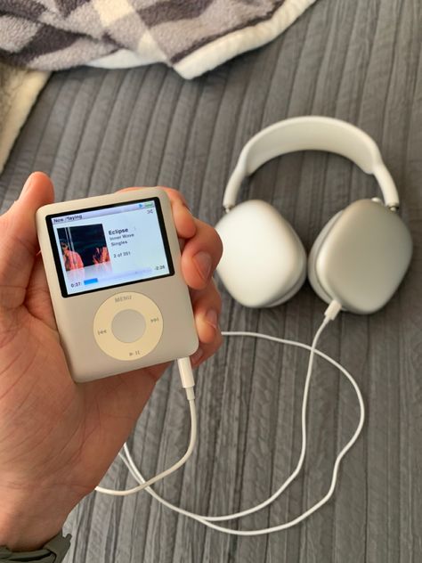 Ipod Asthetic, Soundcore Headphones Aesthetic, Ipod Aesthetic Old, Ipod 2000s, Big Modern Houses, New 3ds, Ipod Classic, Tech Aesthetic, Beautiful Butterfly Photography