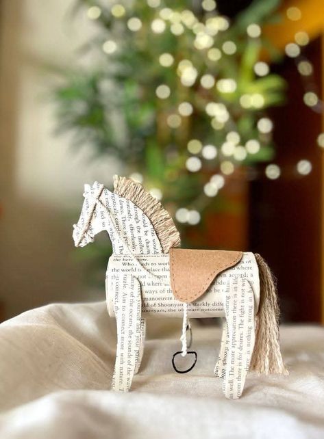 Cardboard Horse Diy, Cardboard Art Sculpture, Christmas Diy Kids, Toilet Paper Crafts, Toddler Arts And Crafts, Christmas Horses, Horse Crafts, Paper Mache Art, Horse Diy