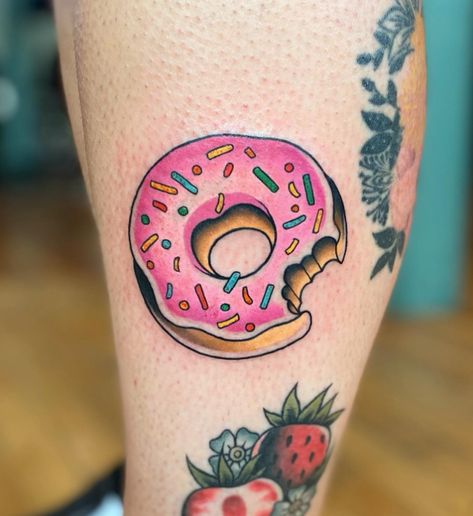 By @svobodaclaudia "Donut for Hannah! Had so much fun today!" #alchemytattoocollective #foodtattoo #doughnuttattoo #colortattoo Traditional Donut Tattoo, Macaron Tattoo, Dessert Tattoo, Ice Cream Tattoo, Donut Tattoo, Donut Drawing, Pizza Tattoo, Alchemy Tattoo, Flash Ideas