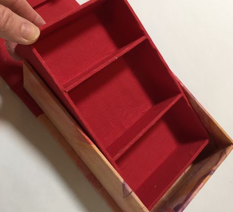 Tutorial for divided box insert Jewelry Box Inserts Diy, Diy Jewelry Box Insert, Book Jewelry Box Diy, Cartonnage Boxes Tutorial, Cartonnage Boxes, Studio Storage, Box Folding, Bespoke Boxes, Painted Jewelry Boxes