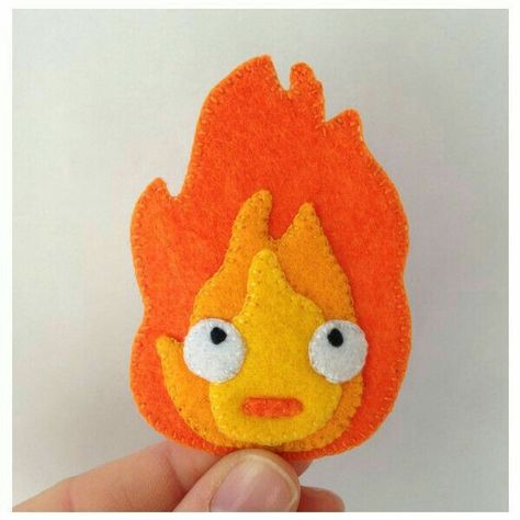 Calcifer Howl's Moving Castle, Studio Ghibli Crafts, Felt Patch, Felt Crafts Patterns, Cute Sewing Projects, Felt Crafts Diy, Howl's Moving Castle, Creation Couture, Felt Diy