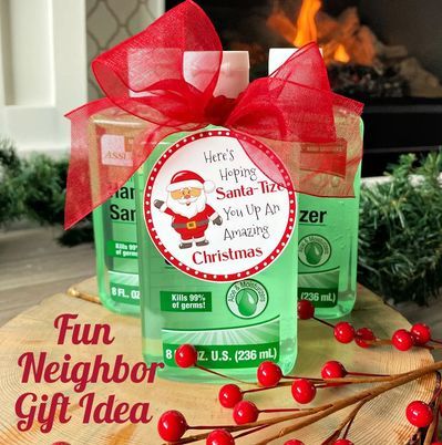 Are you looking for a fun and simple neighbor Christmas gift idea? If so, I have this hand sanitizer gift that all your neighbors will love! #christmas #neighborgift Hand Sanitizer Christmas Gift Tag, Hand Sanitizer Gift Ideas, Gifts For Neighbors, Hand Sanitizer Gift, Handmade Wrapping Paper, Christmas Neighbor, Creative Holiday Gifts, Inexpensive Christmas Gifts, Neighbor Christmas Gifts