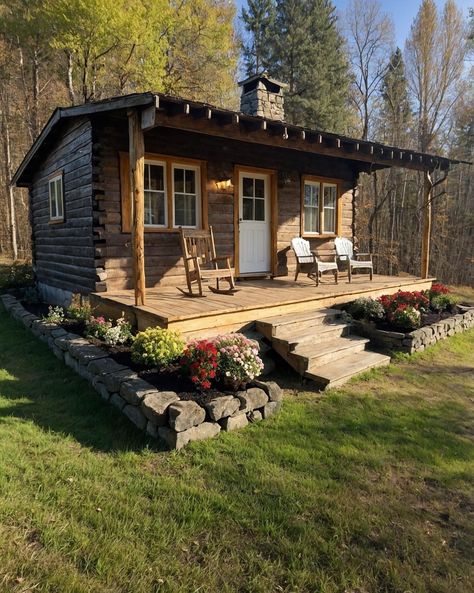 Log Cabin Rustic, Small Log Cabin, Tiny House Inspiration, Barndominium Ideas Floor Plans, Little Cabin, Tiny Cabin, Log Cabin Homes, Tiny House Cabin, Small Cabin