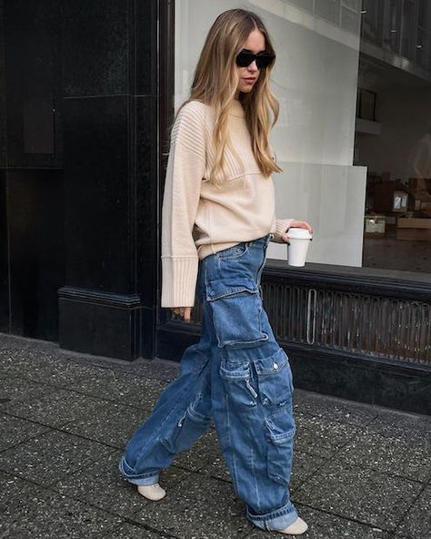 How To Wear Cargo Jeans For Fall 2022 Winter Cargo Pants Outfit, Women Cargo Pants Outfit, Cargo Jeans Outfit, Pant Outfits For Women, Cargo Outfit, Cargo Pants Style, Cargo Pants Outfits, Khaki Cargo Pants, Women Cargo Pants