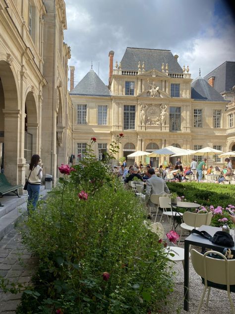 Fabula, restaurant terrasse nichée au cœur du Musée Carnavalet, histoire de la ville de Paris Paris Rooftops, Musee Carnavalet, Restaurant Paris, Paris Pictures, People Dancing, Paris Aesthetic, Europe Summer, Beautiful Places To Travel, Paris Travel