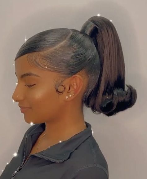 Slicked Back Hairstyles, Hair Accessories Bun, Weave Ponytail Hairstyles, Geometric Hair Clip, Birthday Hairstyles, Black Ponytail Hairstyles, Slick Back, Slicked Back Hair, Slick Hairstyles