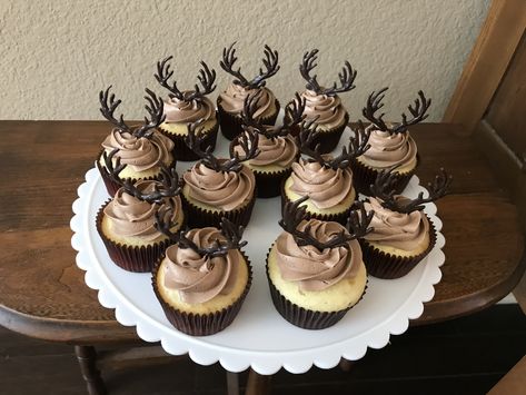 Deer Antler Hunter Cupcakes Deer Hunting Cupcakes, Deer Pull Apart Cupcake Cake, Hunters Cake Ideas, Hunting Cupcakes For Men, Deer Cupcake Cake, Moose Cupcakes, Buck Cake, Deer Cupcakes, Hunting Cupcakes