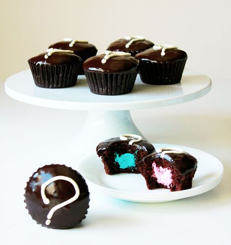 Chocolate gender reveal cupcakes with chocolate frosting. Delicious!    #babygenderreveal  #genderrevealcupcakes   #chocolatecake #chocolatefrosting Chocolate Gender Reveal Cupcakes, Baby Reveal Cupcakes, Bnb Ideas, Simple Gender Reveal, Gender Reveal Cupcakes, Gender Reveal Decorations, Baby Gender Reveal Party, Gender Reveal Cake, Shower Cupcakes