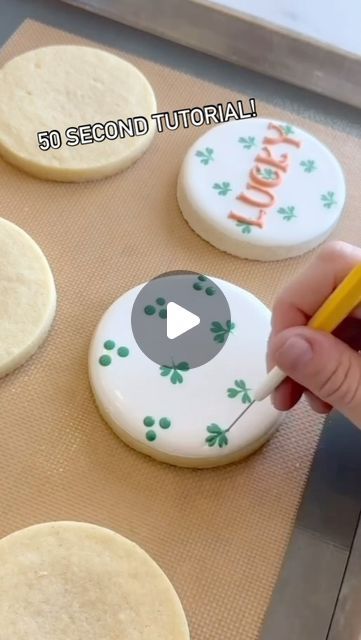 My Two Cookies by Erika on Instagram: "Ugh! Apparently my voice was taken off this tutorial from last year. Not sure why. I’ll post it here and hope for the best this time! Try this out this week and tag me or message me with your creations! ☘️ Click on the flag below the video to save this post to refer back to!   . . #cookietutorial #cookiedecorating #mytwocookies #shamrockcookies #howtodecoratecookies #cookievideos #cookievideo #lehiutah" How To Decorate A Cookie Cake, Banner Cookies Decorated, Cookie Decorating Videos For Beginners, Flag Cookies Decorated, Royal Icing Cookie Decorating Videos, How To Decorate Cookies, Circle Cookie Decorating Ideas, Decorated Sugar Cookies Ideas, Sugar Cookie Decorating Icing