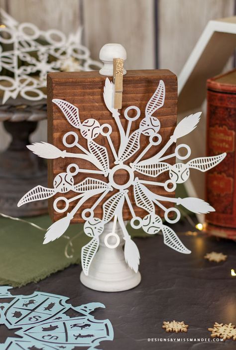 Harry Potter Snowflake Template, Harry Potter Snowflakes, Winter Cricut Crafts, Harry Potter Cricut Ideas, Cricut Snowflakes Free, Harry Potter Paper Crafts, Cricut Snowflakes, Harry Potter Crafts Diy, Harry Potter Cricut Projects