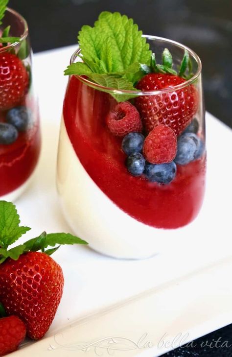 Dessert In Wine Glasses, Chocolate Panna Cotta Recipe, Panna Cotta Plating, Easy Fancy Desserts, Easy Fruit Desserts, Pudding Aesthetic, Strawberry Coulis Recipe, Raspberry Panna Cotta, Patisserie Desserts