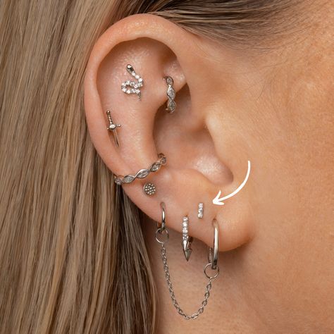 Everything you need to know about stacked lobe piercings Crystal Spikes, Lobe Piercings, Cool Ear Piercings, Gold Body Jewellery, 14k Gold Hoop Earrings, Multiple Earrings, Cartilage Jewelry, Ear Style, Ear Party