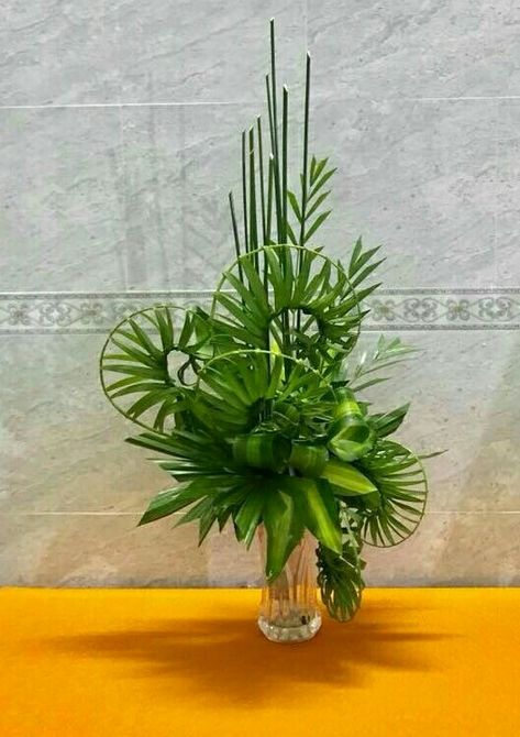 Leaf Arrangements Floral Design, Easy Flower Arrangements Diy, Leaf Arrangements, Foliage Arrangements, Contemporary Flower Arrangements, Floral Art Arrangements, Tropical Floral Arrangements, Tropical Flower Arrangements, Small Flower Arrangements