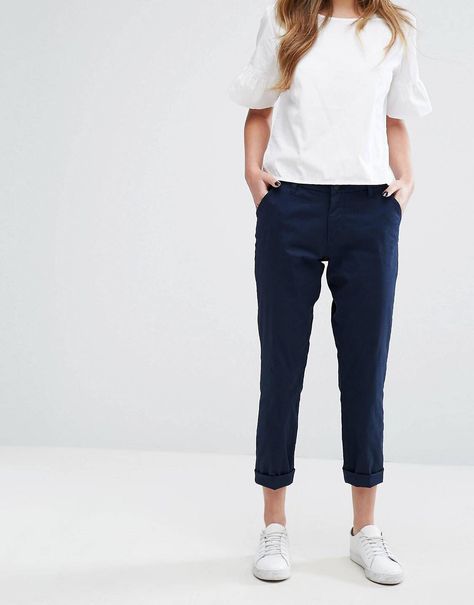 ac796a52db3f16bbdb6557d3d89d1c5adesc41133621ri Chinos Women Outfit, Minimalism Fashion, Minimalist Moda, Chino Pants Women, Womens Chinos, Summer Work Outfits, Mode Casual, Minimal Outfit, Work Style