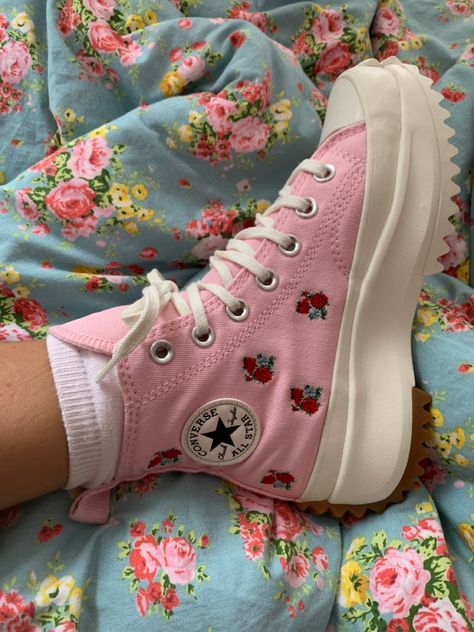 Pink flower shoes Pines Aesthetic, Diy Converse, Mabel Pines, Pink Converse, Flower Shoes, Little Sisters, Pink Flower, Flower Drawing, Cute Shoes