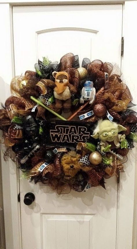 Star Wars Xmas Decorations, Star Wars Christmas Wreath Diy, Grogu Christmas Tree, Mandalorian Christmas Tree, Star Wars Tree Christmas, Star Wars Christmas Crafts, Funny Christmas Crafts, Star Wars Wreath, Star Wars Christmas Decorations