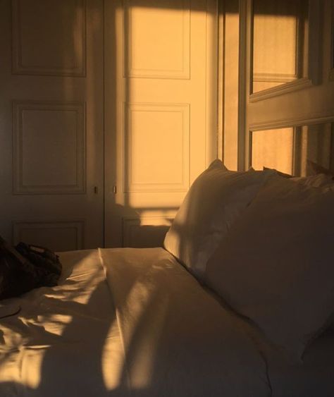 insomdook ♡ Room Deco, Gold Aesthetic, Trik Fotografi, Yellow Aesthetic, Beige Aesthetic, Brown Aesthetic, Light And Shadow, Golden Hour, Room Inspo