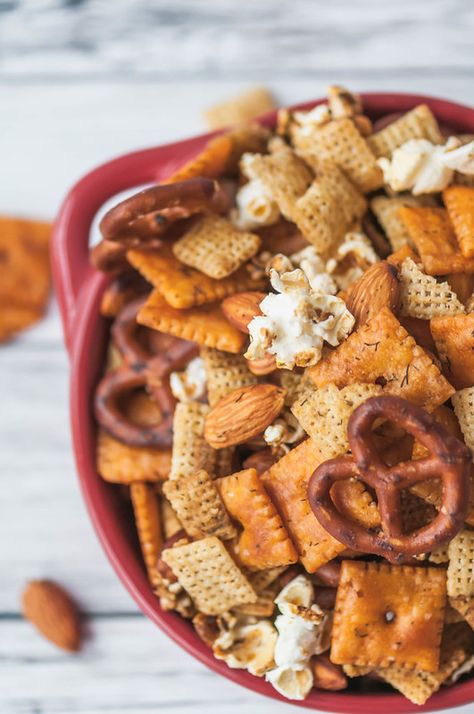 Bomb Snack Mix Popcorn Snack Mix Recipes, Party Mix Snacks, Savory Popcorn, Cheese Popcorn, Pretzel Snacks, Crunchy Snack, Chex Mix, Cheese Crackers, Party Needs