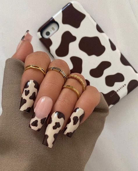 Nails With Cow Print, Western Style Nails, Phone Case Matching, Cow Print Nails, Gold Gel Nails, Pretty Nail Polish Colors, Country Glam, Matching Case, Country Nails