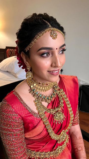 𝓣𝓱𝓪𝓷𝓴𝓪𝓶 𝓛𝓮𝓸𝓷𝓮𝓵 𝓣𝓱𝓸𝓽𝓽𝓪𝓷🧿 on Instagram: "As subtle as it can be ❤️ Airbrush makeup for my pretty bride Gowri ❤️ . . . . #bridalmakeupinthrissur #bridalmakeupartistthrissur #muainthrissur #muathrissur #thrissurbridalmakeupartist #professionalmakeupinthrissur #muslimbridalmakeupinthrissur #bestbridalmakeupinthrissur #makeupartistchalakudy #makeupartistinangamalythrissur #hdmakeupinthrissur #bridalmakeupinthrissur #freelancemakeupartistinthrissur #bridalmakeupartistkochi #thrissu Hd Makeup Looks Bridal Indian, Subtle Makeup Looks Indian, Airbrush Makeup Looks, Subtle Bridal Makeup, Airbrush Bridal Makeup, Muslim Bridal, Hd Makeup, Kerala Bride, Engagement Hairstyles