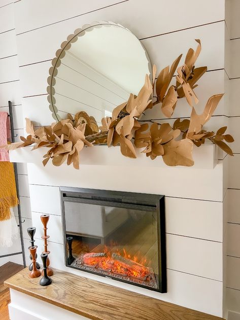 Paper Bag Garland, Paper Bag Leaf Garland, Thanksgiving Paper Decorations, Diy Thanksgiving Backdrop, Paper Bag Leaves, Diy Fall Garland Ideas, Fall Garland Ideas, Paper Leaf Garland, Fall Garland Diy