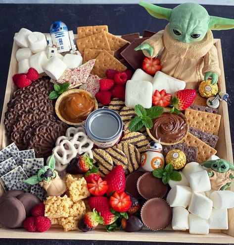 Star Wars Charcuterie Board Ideas, Star Wars Pizza Party, Star Wars Themed Charcuterie Board, Star Wars Food Ideas Recipes, Star Wars Cheese Board, Starwars Themed Snacks, Star Wars Dessert Table, Star Wars Theme Food, Starwars Charcuterie