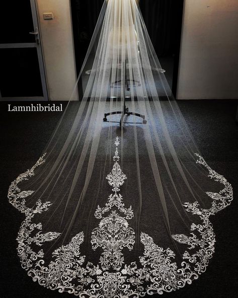 Long Wedding Veils, Silk Bridal Gown, Queen Wedding Dress, Bridal Hijab, Bridal Veils And Headpieces, Long Veil Wedding, Wedding Bridal Veils, Bride Veil, Wedding Design Decoration