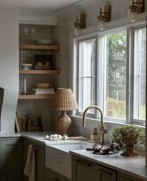 Small Cottage Kitchen, Loft Kitchen, Brown Kitchens, Modern Beach House, Amber Interiors, Cozy Kitchen, Cottage Kitchen, Farmhouse Sink, Kitchen Inspirations