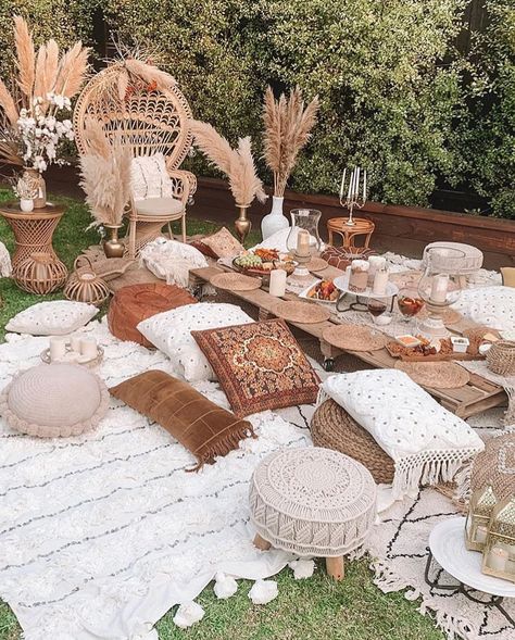 Pampas People on Instagram: “pampas grass brings that on trend, big impact addition to any floralscape. ✨🌾 #pampaspeople via 〰️ @chloeszep and @serenesetups” Watercolor Bicycle, Boho Chic Party, Boho Garden Party, Pyjamas Party, Picnic Birthday Party, Bridal Shower Inspo, Picnic Decorations, Boho Baby Shower Invitations, Boho Picnic