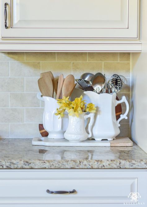 White Pitchers, Kitchen Vignettes, Modern Kitchen Ideas, French Kitchen Decor, Countertop Decor, Kitchen Island Decor, Kitchen Organisation, Kitchen Counter Decor, Counter Decor