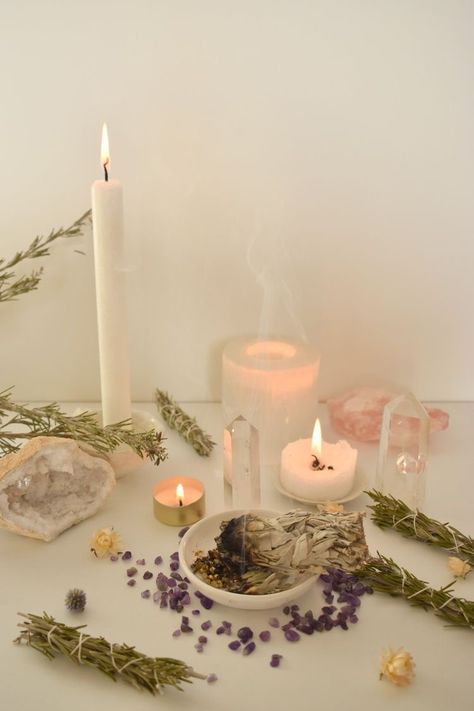 Encens Aesthetic, Altar Aesthetic, Altar Candles, Spiritual Vibes, Spiritual Altar, Crystal Room, Crystal Altar, Meditation Candles, Witch Shop