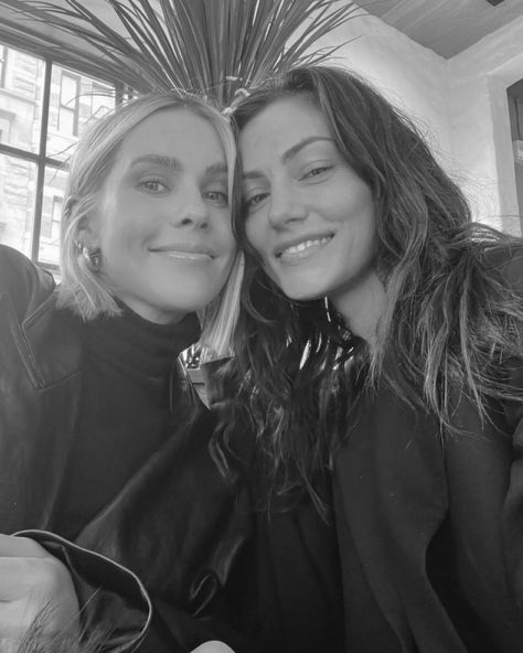 Mikaelson Family Photo, Phoebe Tonkin And Claire Holt, Phoebe And Claire, Emma Gilbert, Celebrity People, The Originals Cast, No Ordinary Girl, Mikaelson Family, Rosalie Hale