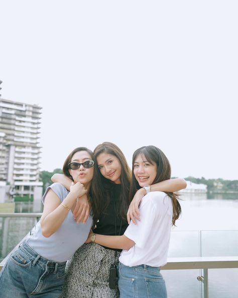 3girls Photoshoot Poses, Group Poses 5 People, 4 Person Poses, Group Picture Poses, Sisters Photoshoot Poses, Easy Photography Ideas, Sister Poses, Friendship Photoshoot, Group Photography Poses