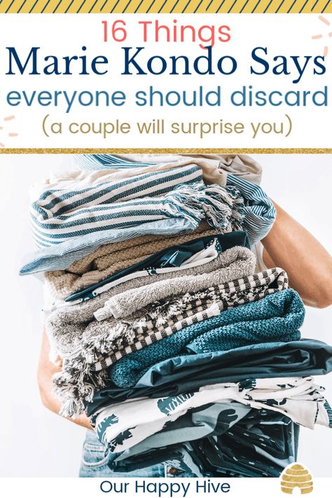 I’ve wanted to read Marie Kondo’s best selling book “The Life Changing Magic of Tidying Up” but I haven’t had time. This decluttering list makes it easy to see what the KonMari Method recommends discarding! #MarieKondo #KonMari #OurHappyHive Konmari Method Organizing, Decluttering List, Konmari Organizing, Marie Kondo Organizing, Organize Life, Declutter Home, Fashion Fails, Konmari Method, Declutter Your Life